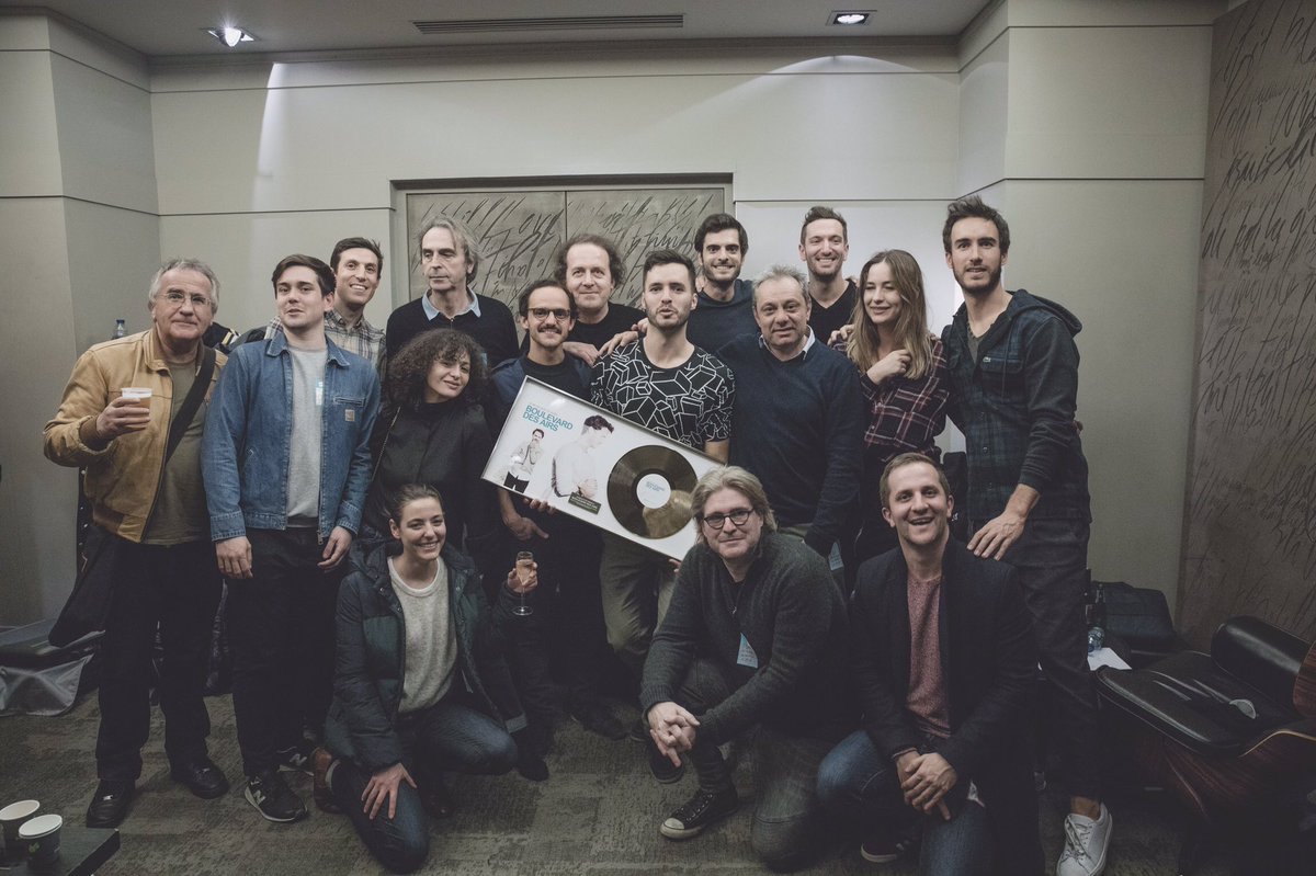 boulevardesairs's tweet image. Un mois est passé depuis le début de cette nouvelle tournée et deja d’incroyables souvenirs en tête. Entre temps “Je me dis que toi aussi” est devenu disque d’or ! 📀 Le troisième sur trois albums différents. Merci infiniment pour ce soutien sans faille ✊
——
❤️