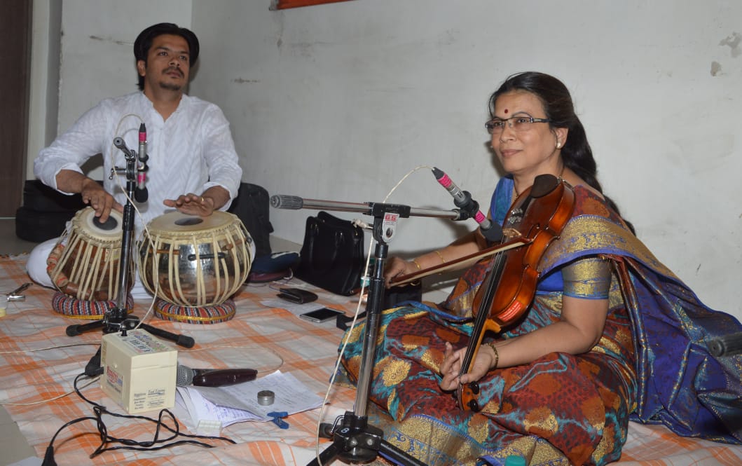 Noted violinist Charusheela Gosavi 
performed at Poona Guest House