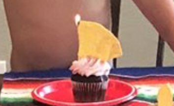 Shelby_Wilson26's tweet photo. @KaitlynE_15 They even lit the chip like a candle😂 https://t.co/i3bGPRSPrr