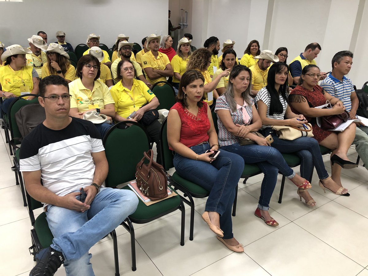ProjetoRondonMD's tweet photo. Agora, na sede da Associação dos Municípios do Acre (AMAC), o Cel Silano, gerente do Projeto Rondon, fala para os professores rondonistas e prefeitos dos municípios que participarão da #OperacaoValeDoAcre
@DefesaGovBr @mdregional_br https://t.co/PnGNdF5Cuu