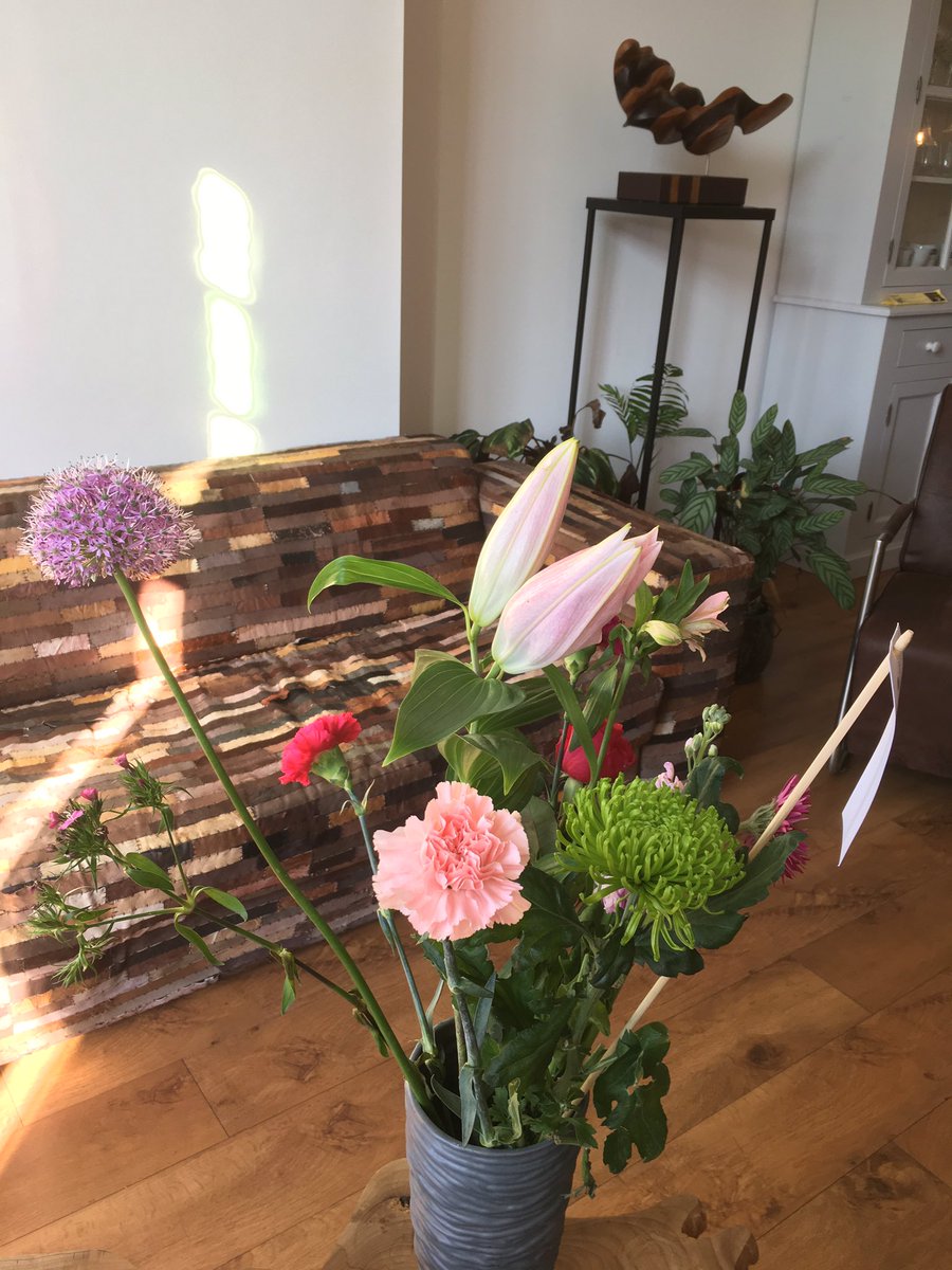 ellenelemans's tweet photo. Dankbare bezoekers en presentatoren zetten ons in de bloemen na #cvimc @cvimc dat maakt het nóg gezelliger in #Innovatiehuis. https://t.co/R00m7J19z6