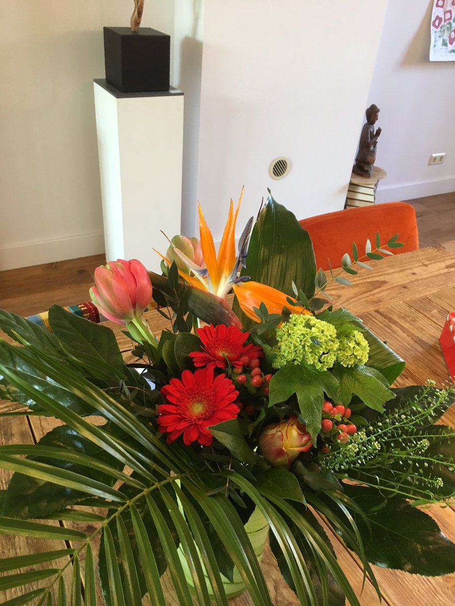 ellenelemans's tweet photo. Dankbare bezoekers en presentatoren zetten ons in de bloemen na #cvimc @cvimc dat maakt het nóg gezelliger in #Innovatiehuis. https://t.co/R00m7J19z6