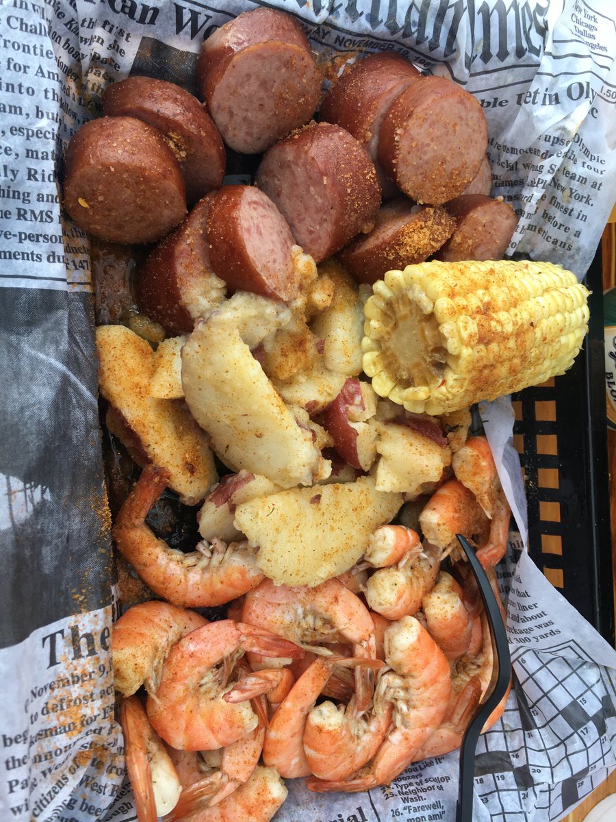 Gravesjl23's tweet photo. Eating Low Country Boil on Tybee Island. A small piece of heaven! https://t.co/agFtlPnhuo