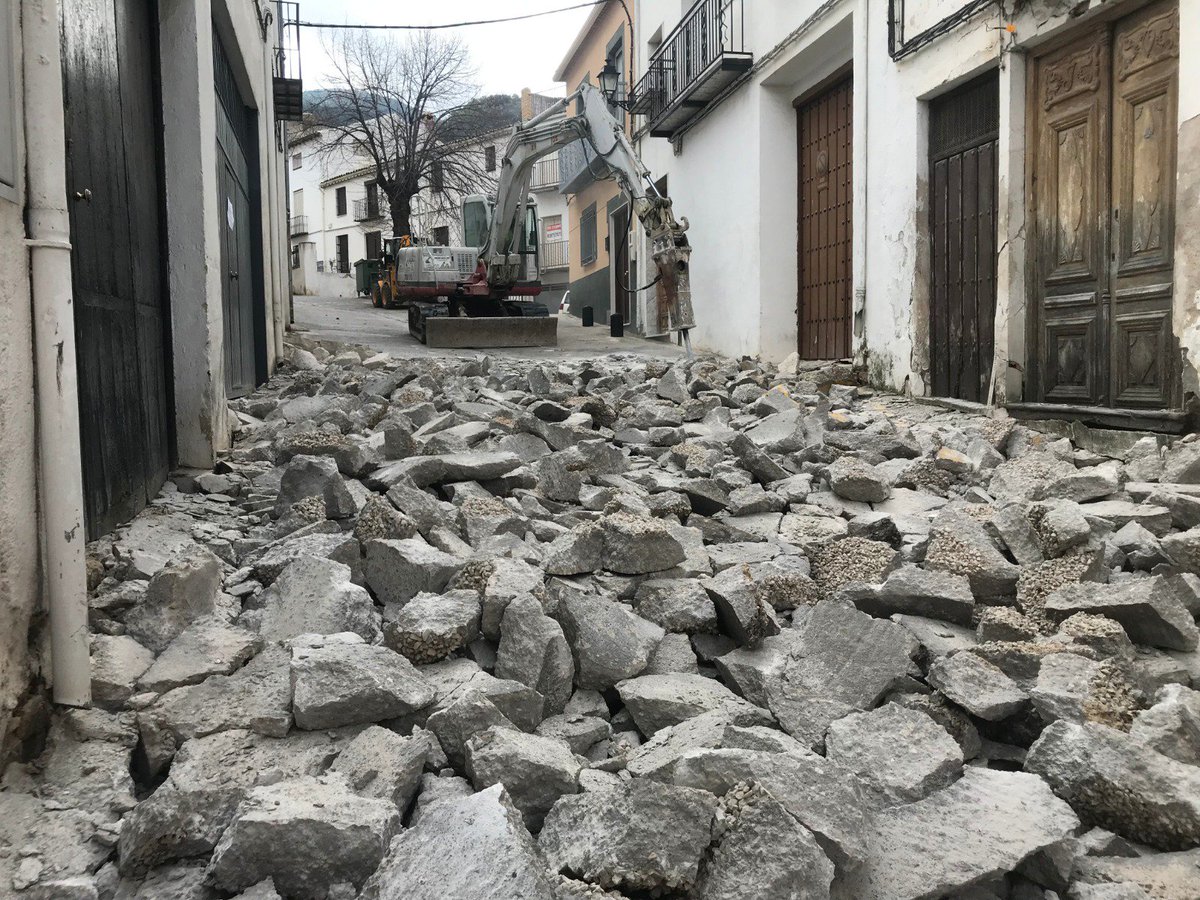 PPdeTorres's tweet photo. Hoy han comenzado las obras de renovación de la calle Jardinillos en su totalidad. La inversión asciende a 119.184,98 € que servirán para adecuar totalmente esta calle del pueblo, además de generar empleo y mejorar las infraestructuras. #ParaQueTorresSeaMás https://t.co/8F5eKMrxzI