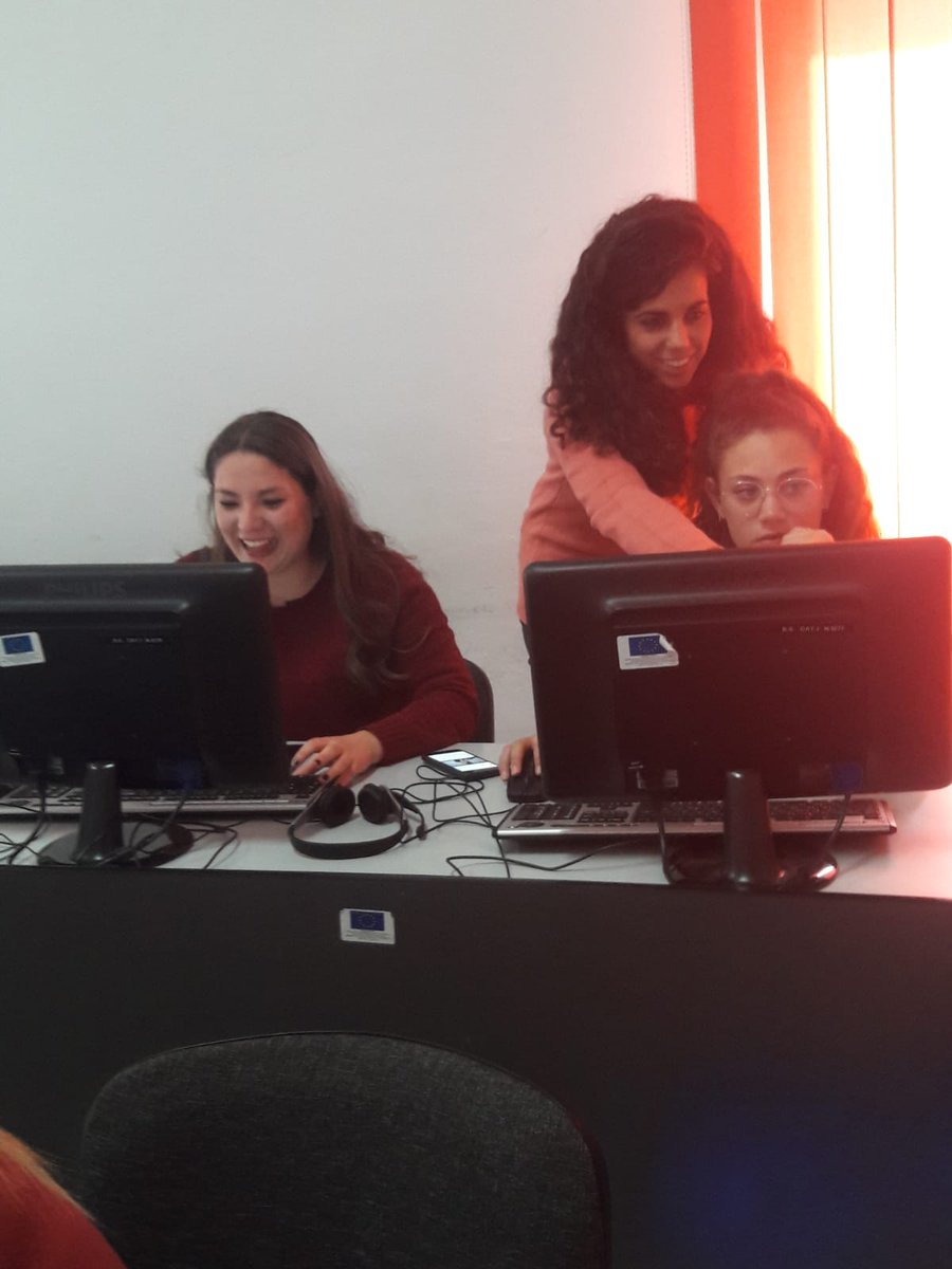 opinnoitaly's tweet photo. A #Naro oggi con @SiCrhea, communication analyst di tree, continuiamo a prepararci per i #lab pratici, costruiamo insieme i loghi dei progetti di #Upshift, identifichiamo la community e descriviamo la storia e la nascita delle #idee dei ragazzi! @jaItalia @UNICEF @UNICEF_Italia https://t.co/o6i9HDjinm