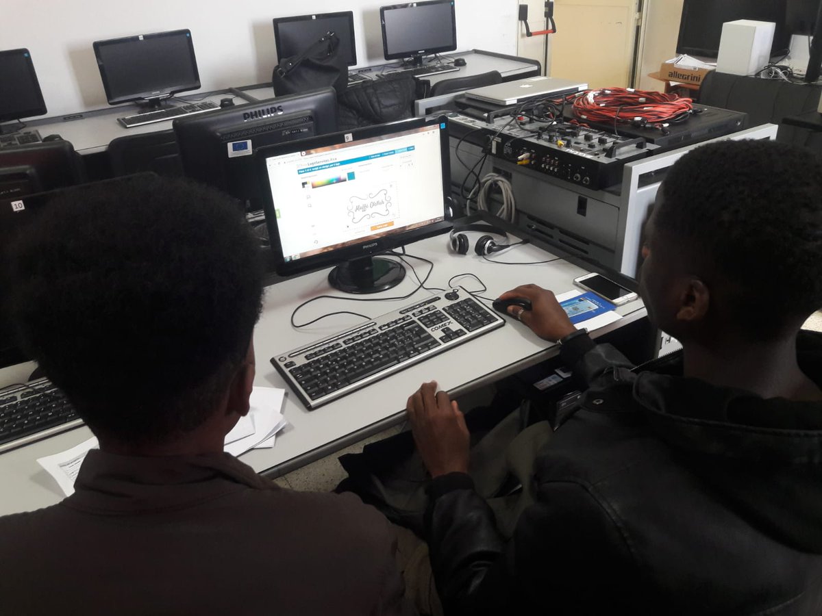 opinnoitaly's tweet photo. A #Naro oggi con @SiCrhea, communication analyst di tree, continuiamo a prepararci per i #lab pratici, costruiamo insieme i loghi dei progetti di #Upshift, identifichiamo la community e descriviamo la storia e la nascita delle #idee dei ragazzi! @jaItalia @UNICEF @UNICEF_Italia https://t.co/o6i9HDjinm