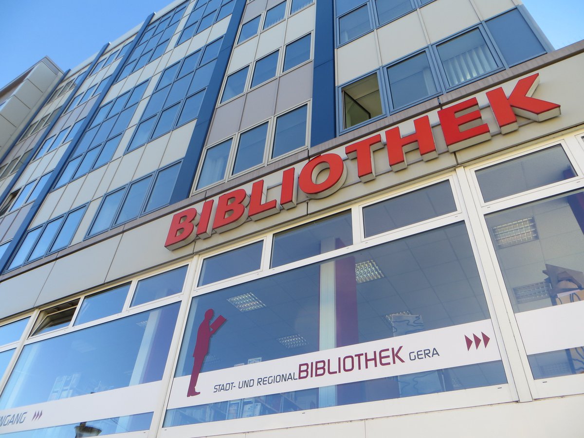 biblioGERA's tweet photo. O-Ton des Handwerkers, der unsere Eingangstür heute reparierte: "Ich hätte nicht gedacht, dass so viele Leute in die #Bibliothek kommen!" #Gera #meineStadt #meineBibliothek https://t.co/cIvSUIpuS9