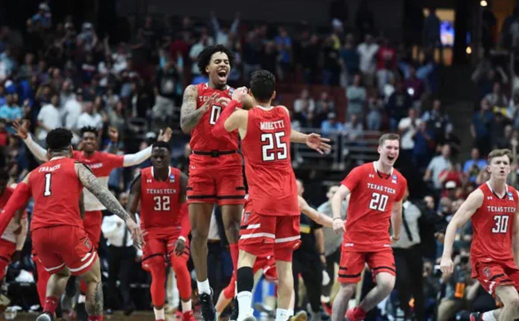 5starbasketball's tweet photo. Bad teams, no one leads. 
Average teams, coaches lead. 
But elite teams, players lead. https://t.co/G0GhAtrdXF