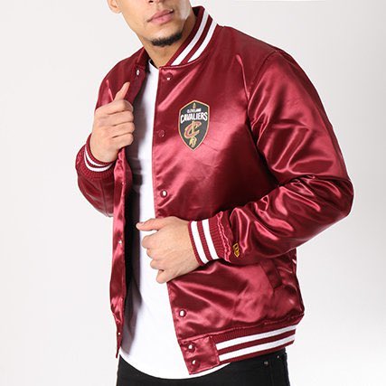 basketdevotion2's tweet photo. Bomber oficial Cavaliers New Era, antes 120€ ahora por 69,95‼️🏀🔝
Ultimas unidades!!
https://t.co/cLon2eD6nR
#newera #tiendadebaloncesto #chollo #granada https://t.co/pECyducdBd