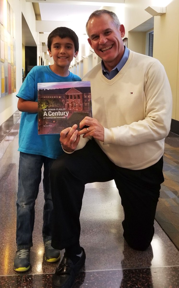 sreedhari_desai's tweet image. Dean Doug Shackelford persuades a #FirstGrader why #KenanFlagler is the best! Learn more on kenanflaglerday.com  #GiveUNC #100YearsOfImpact #100YearsOfInnovation @kenanflagler @UNCExecDev @MBAatUNC