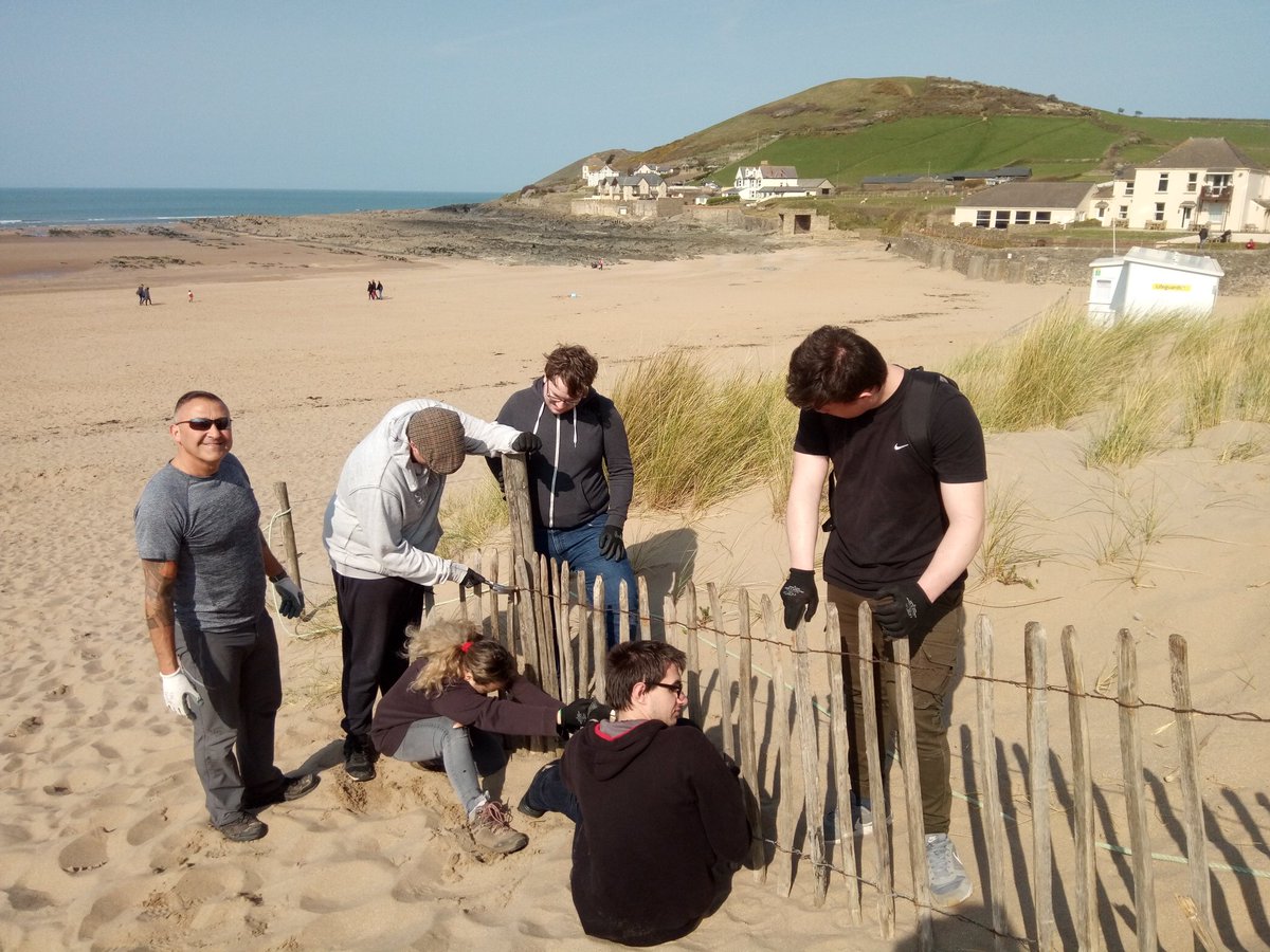 beach_ranger's tweet image. I've had an awesome day with @PetrocOfficial @PrincesTrust the students were really motivated and put up the ENTIRE dune fence and tidied the front of the ice cream parlor #conservation #devonisheaven Good effort :)