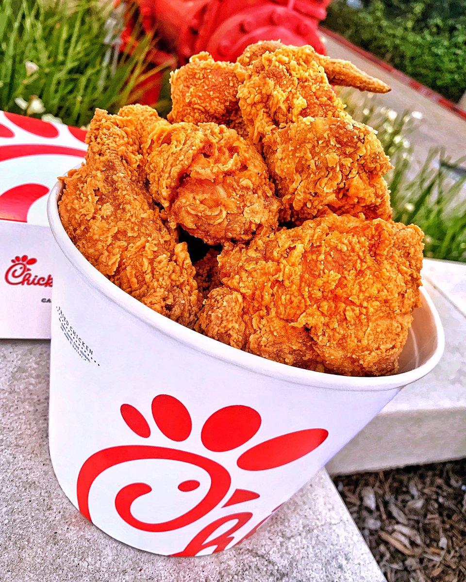 dailyfoodfeed's tweet photo. FOOD NEWS: @chickfila is now testing FRIED CHICKEN throughout select locations in CA, AZ, TX, FL &amp; NY 😍🍗 It's offered in Original or Spicy. PRO-TIP: get some extra Chick-fil-a Sauce with these 🤤 Tag your friends you want to get this with! 👇 #dailyfoodfeed #chickfila https://t.co/JLHV1uasIk