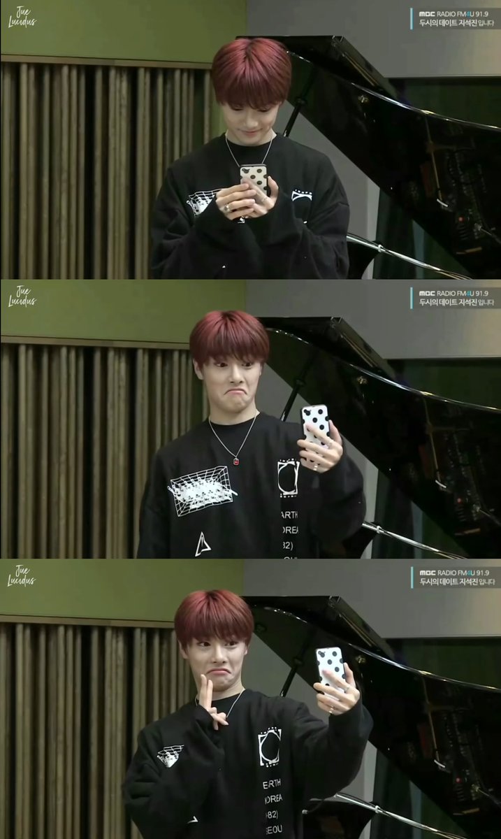 smlul's tweet photo. #2PMdate
#Seungmin:กินน้ำอยู่หน้าห้องทำเพลงเจอ #JYP มา ตอนนั้นสวมแว่นอยู่เพราะปกติสายตาไม่ดีมากๆใส่แว่นตลอด พอดีเจอพีดีนิมก็ทักสวัสดีครับ แล้วพีดีนิมถามเธอคือใครน่ะ?😆555
-ฉันหน้าตาดีเป็นที่1 ใน #StrayKids Yes/No?
(#Jeongin>No)
🔊#BOXER
https://t.co/2mk5C8B26h
#Clé1_MIROH #MIROH https://t.co/jvKdckGqcM