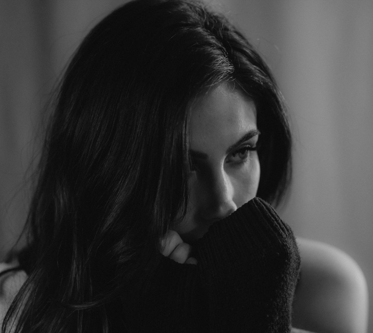 BarnesKortni's tweet photo. 📸📸
Model~~ Summer McClain💜
.
.
.
#KapturedByKortni #Canon #photography #Photographer #Bookwithme #kortnikapturedit #studio #blackandwhite #model #moods https://t.co/15dLrxZsL5
