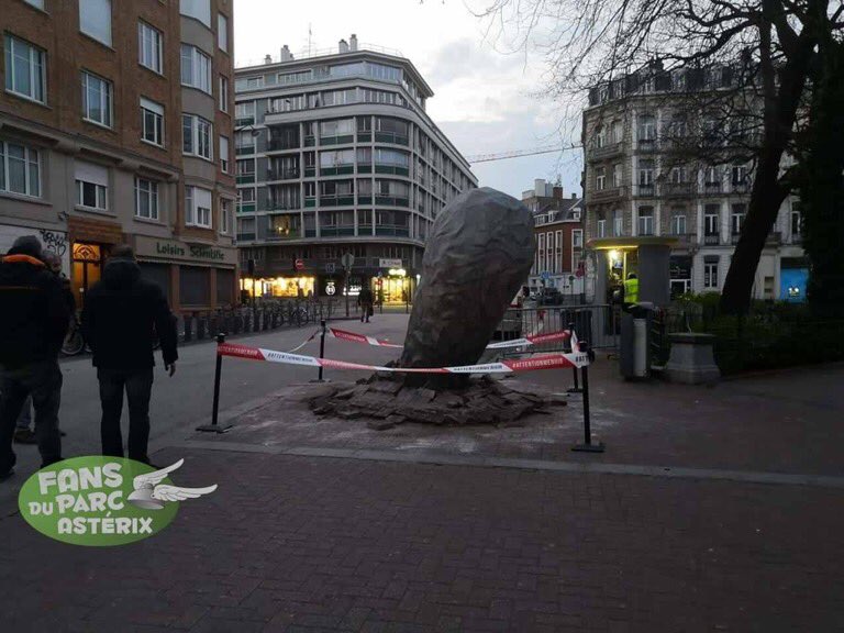 fansdupa's tweet photo. Avez-vous trouvé les menhirs qui se sont écrasés ? 
Voici celui de Lille #AttentionMenhir #ParcAsterix30 https://t.co/0zD1cbFY8U