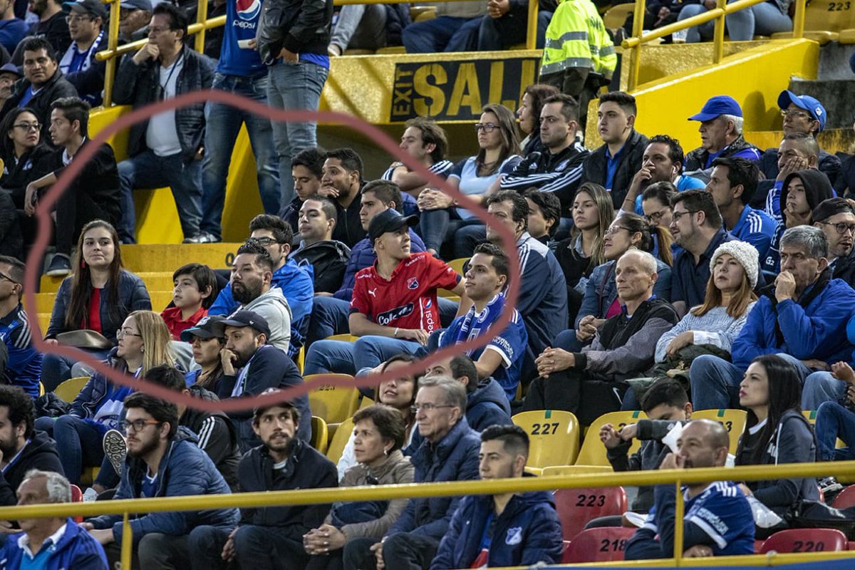 CDLM1312's tweet photo. Así como se criticó lo de la barra del DIM, hay que destacar esto: 
Cuando vas de visitante a ver a tu equipo sin insultar al equipo e hinchada local no pasa ningún inconveniente, es simple y más cuando estás en tribuna de hinchas del otro equipo. https://t.co/0zjy8TXoAo
