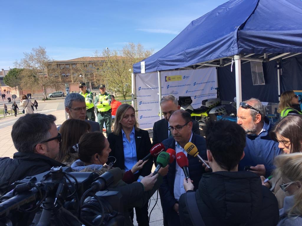 velezpsoe's tweet photo. Esta mañana, en la inauguración de la #XCampañaSeguridadVialUVa organizada por la @UVa_es junto a @largo_rector #InmaculadaMatias #JefaProvincial @DGTes y #BrunoArias #Director @Michelin @AyuntamientoVLL entre otros. Gran iniciativa 👏👏👏 https://t.co/RQ6L1k1K8w