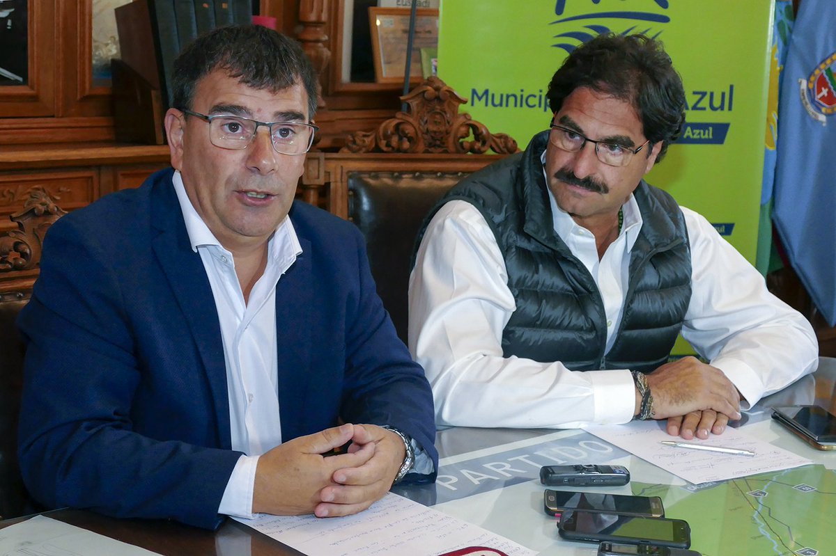 BertellysHernan's tweet photo. Junto al ministro de Agroindustria @ljsarquis mantuvimos una reunión de trabajo para tratar temas como la emergencia para productores afectados por tormenta, el frigorífico Azul Natural Beef Devesa y un proyecto para mejorar los caminos rurales del Partido. #PrimeroAzul https://t.co/yJJZaLOEmZ