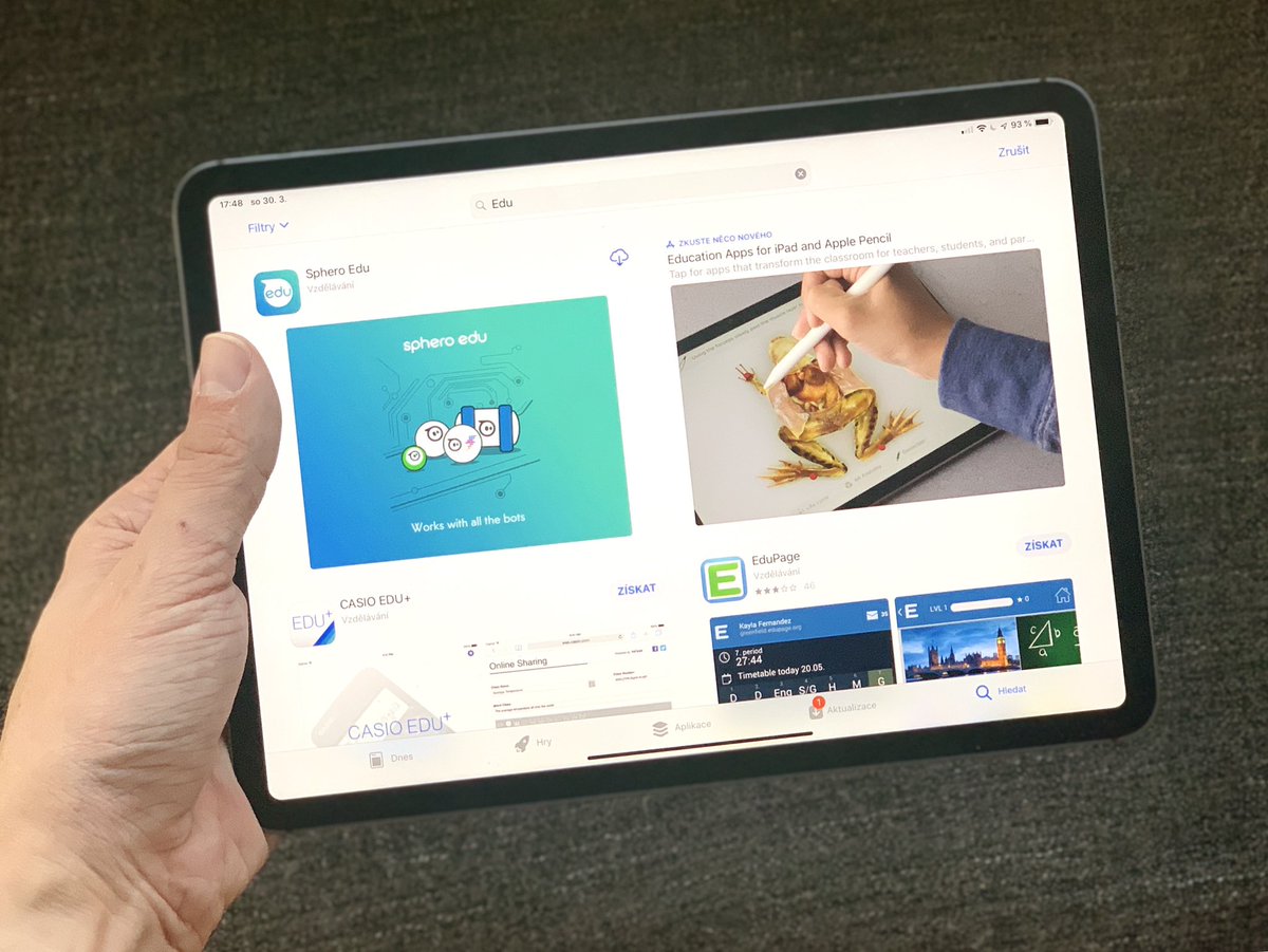 iSkolstvi's tweet photo. Máte ve škole iPady a kupujete pro všechna zařízení aplikace pod jedním Apple ID? V tomto článku se detailně zabýváme problematikou nákupů aplikací, porušování autorských práv a správou iPadů ve škole. https://t.co/rGZbCJuvRk https://t.co/W83fJXp9KQ