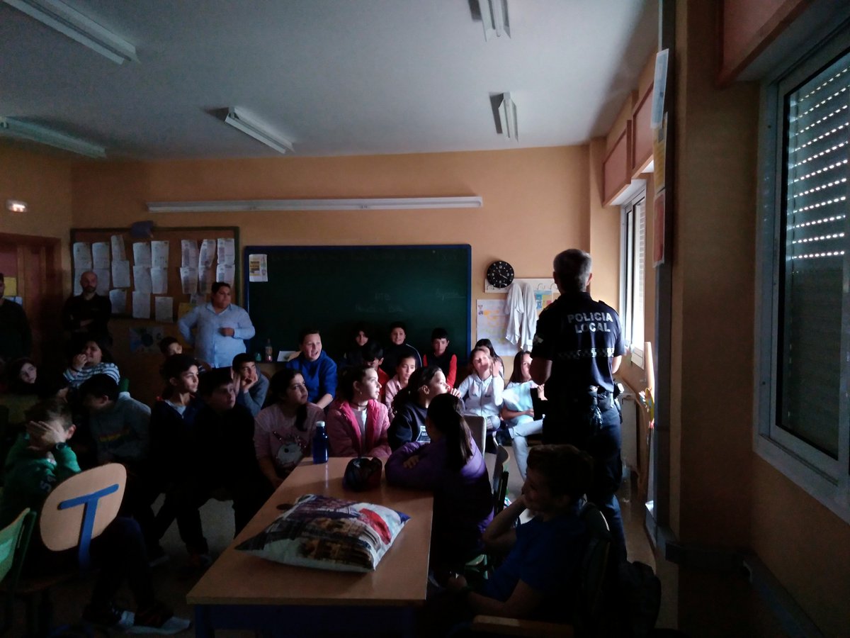 Cerramos la ronda de visitas de nuestros policias de cabecera, Antonio, Manuel y Alberto, esta vez con nuestros niños del <a href="/realfegalo/">CEIP FedGarciaLorca</a>. Hoy, identidad digital, seguridad tecnológica, y como siempre, precauciones ante desconocidos y hábitos saludables de navegación internauta.