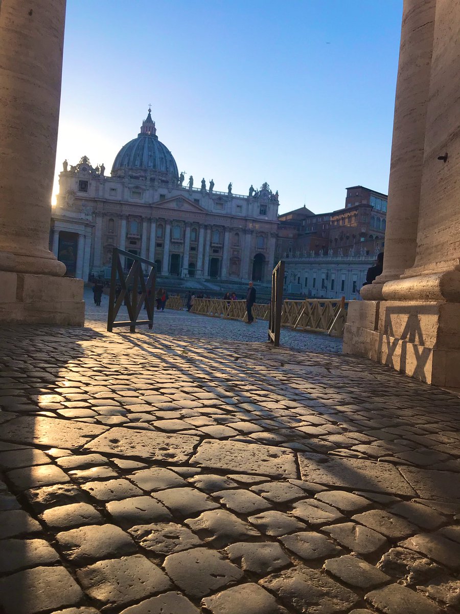 #sinfoniedamore 
Quanto sei bella #Roma
quanto sei bella Roma a primavera
er #Tevere te serve
er Tevere te serve da cintura,
#SanPietro e er Campidojo da lettiera #LandoFiorini