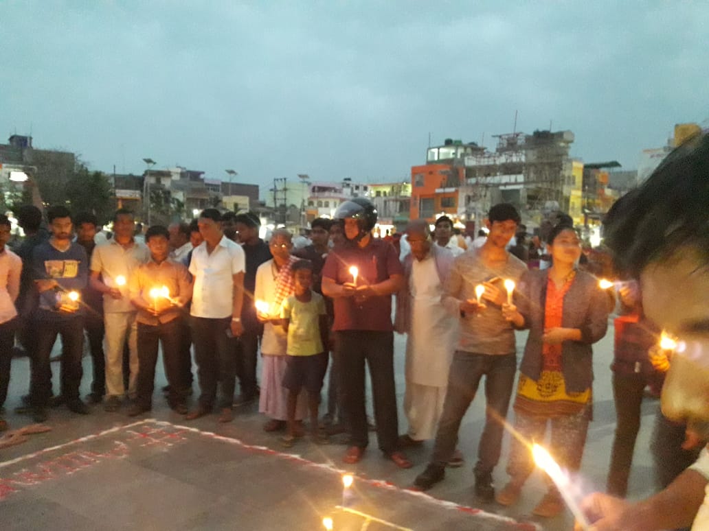 ClubJanakpur's tweet photo. @AYCJanakpur Youth Club जनकपुरको आयोजिना मा बारा,पर्सा मा राती आएको हुरि बतास,असिना मा जान गुमाएको प्रती शोक,समवेदना तथा श्रद्धाञ्जली व्यक्त गरियो।
सो कार्यक्रममा Alliance.Youth.@ClubJanakpur का सम्पूर्ण सदस्य हरुको उपस्थितमा जनकपुर को जानकी मन्दिरमा कार्यक्रम समापन गरियो l https://t.co/6J7bogyEuj