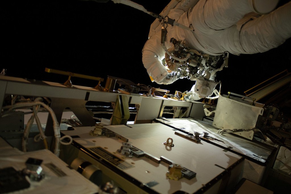 AlexWYW's tweet photo. Nick Hague Completes 215th Spacewalk on Station via #NASA https://t.co/D69JNzfBmf #space #ootd https://t.co/mmLO8MFodb