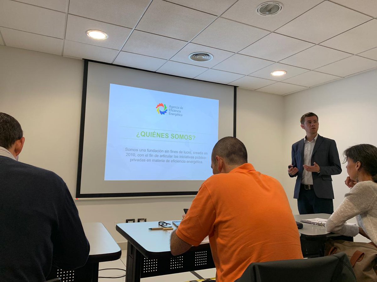 Agencia__SE's tweet photo. AgenciaSE da inicio a la tercera Acreditación de Evaluadores de la Certificación de Ahorros de Proyectos Energéticos (CAPE), que se realiza en @ABBUniversityCL: Nuestro subdirector @sebajure entrega un saludo de bienvenida a los participantes de la primera jornada https://t.co/LIwICQxWP3
