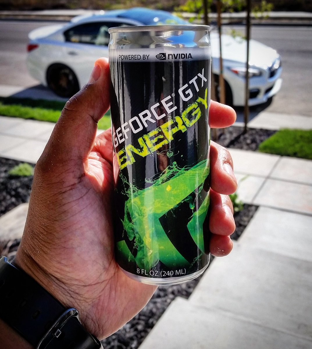 petersyravong's tweet photo. @NVIDIAGeForce Remember me?
People thought the energy drink was fake, but it was real :) #MeetRon https://t.co/j6KsdzzCG5