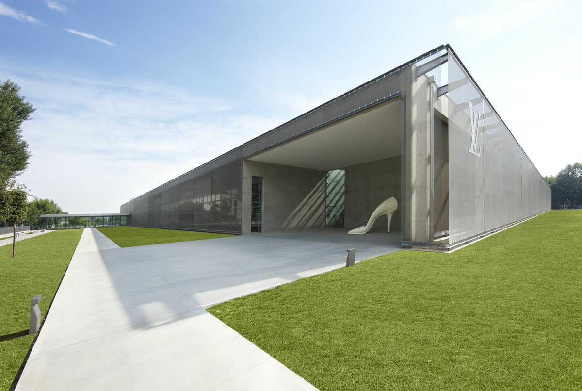 Fiesso d’Artico es un lugar mágico. Allí, en los alrededores de Venecia, está el taller de calzado de la prestigiosa marca Louis Vuitton, un sitio donde se congregan materia prima y técnicas de calidad junto a verdaderos maestros artesanos. #Moda #LouisVuitton #VolarMagazine