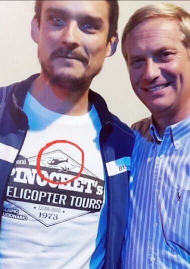 baradit's tweet photo. Saben cuál es la diferencia?

Que lo que sale en esa polera fue verdad. https://t.co/dw7zqcZ01E