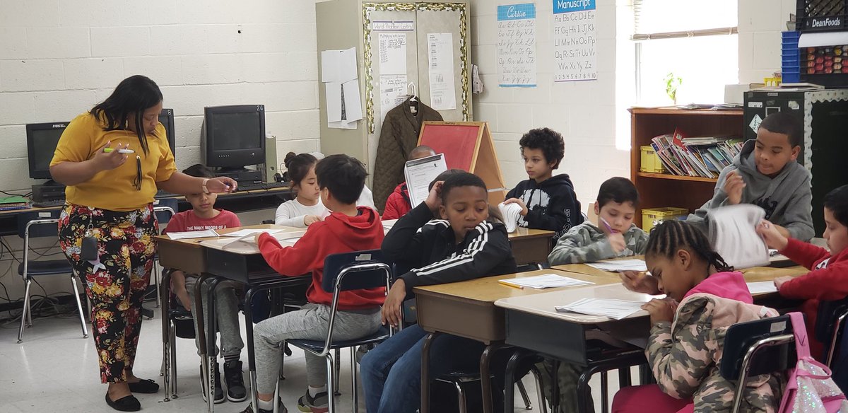 EMRollinsElem's tweet photo. Ms. Watkins teaching her second math lesson for the day with the second 3rd grade class. She is making sure that all of our 3rd graders are getting quality instruction! Thank you Ms. Watkins!!!! @TeachWatkins #DoingWhatsBestForOurScholars https://t.co/cqMVMBBpny