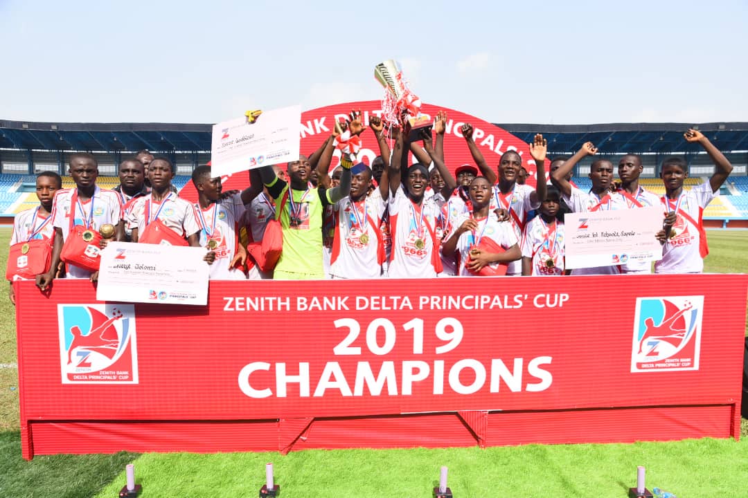 ZenithBank's tweet photo. After an amazing game Obule Integrated Schools emerged victorious as they beat their contenders Boys Secondary School in a 2-1 showdown. L-R the Governor of Delta State presenting the winners with a cheque. https://t.co/elCejjo8BE