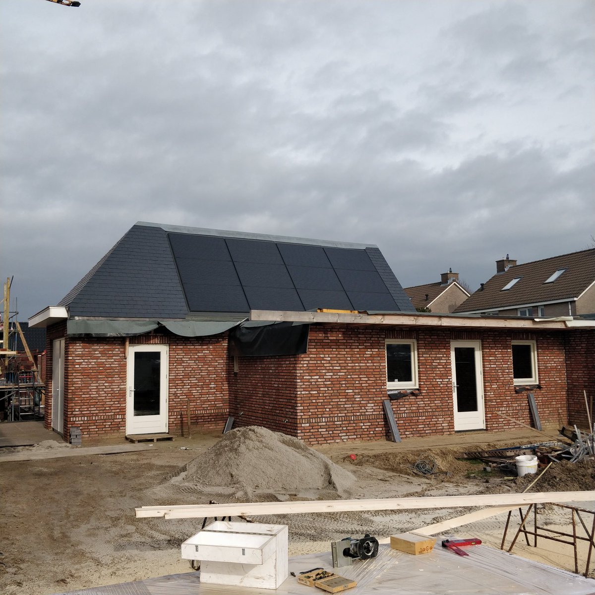 ViridianSolarNL's tweet photo. Fraaie landschapsgerichte configuratie @ViridianSolar #ClearlineFusion #indakzonnepanelen in het dak van een bijgebouw bij een nieuwbouwwoning in de provincie Noord-Brabant. Montage #indakzonnepanelensysteem door #LeidekkersbedrijfVanDeKimmenade, levering via @LeiImportBV. #BIPV https://t.co/dxDgMkM4xB
