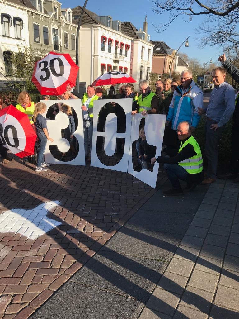 JannieHoegen's tweet photo. Zojuist de aftrap gegeven van 30 km actie op #Eekwal #Zwolle veilig verkeer, 30 wel zo prettig! https://t.co/o9vfTCS198
