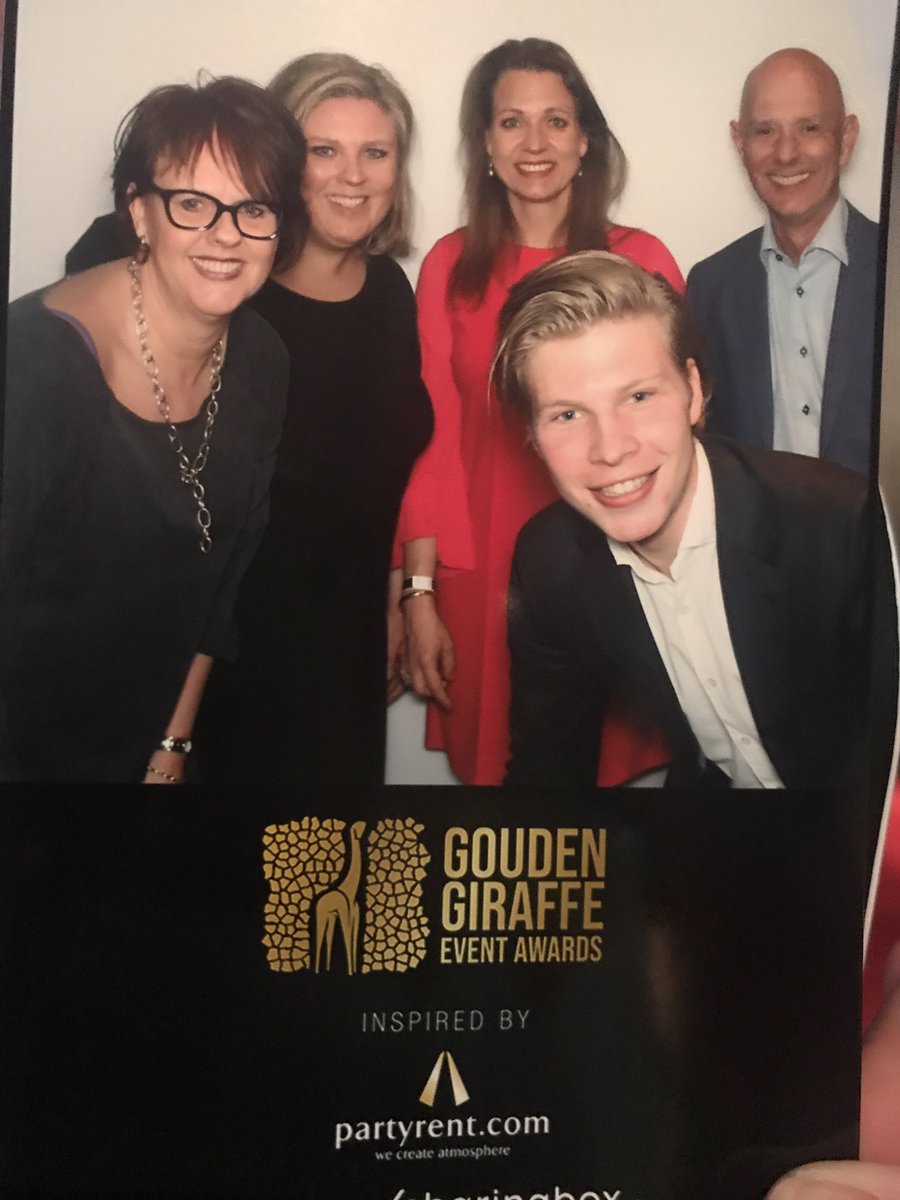 Esther_Hoeve's tweet photo. Met het #KVK evenementenbureau naar uitreiking Gouden Giraffe #GG19 https://t.co/mQquGvAtFT