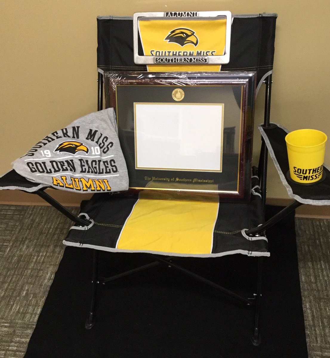 USMhealth's tweet photo. Are you a senior or graduate student at Southern Miss and will be graduating in May? MHC would like to give one graduating student a special send-off with our alumni prize pack! Give us a follow and RT this post for your entry. Winner will be selected on April 30th. Good luck! https://t.co/wwA6fqGIFB