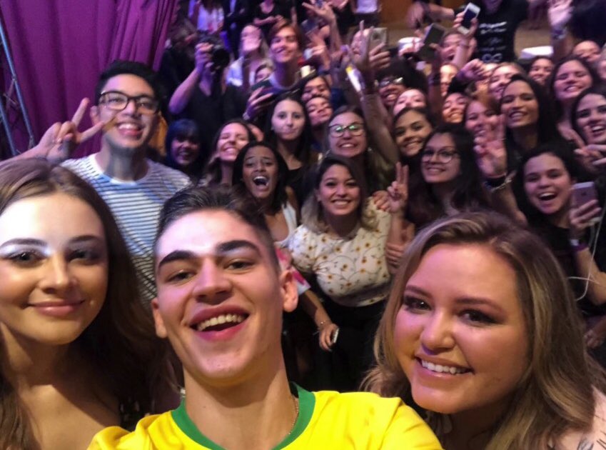 AfterBrasil_'s tweet photo. 📸 SELFIE! Anna, Hero e Jo em sua passagem pelo Brasil no início de março, no #AfterExperience! ✨ https://t.co/3TlAsATiYx