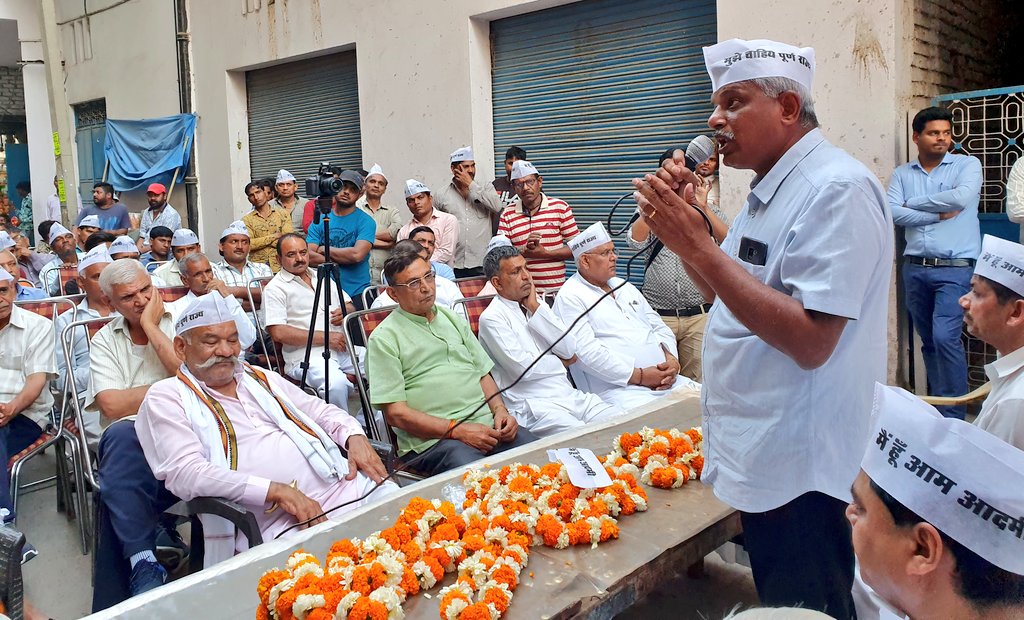 of_tomar's tweet photo. त्रिनगर विधानसभा के पीतमपुरा गाँव मे आयोजित जनसभा को संबोधित करते हुए @JSTomarAAP ने आगामी लोकसभा चुनावों में @pankajgupta जी को वोट करने की अपील की। https://t.co/OSLHRuvMYp
