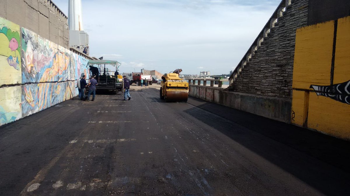 PabloGSimoni's tweet photo. #BuenLunes Equipos de @VialyAlumMGP trabajan en la renovación y restauración de asfalto en la zona de la Escollera Sur, colaboramos con el Consorcio Portuario luego de los trabajos realizados para
su mantenimiento y dejar en condiciones uno de las visuales turísticas de la ciudad https://t.co/ZoAlduS24H