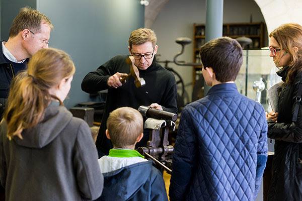 Les Journées Européennes des Métiers d'Art @jemaofficiel c'est parti! Du 1er au 7 avril poussez la porte pour des présentations et démonstrations du savoir-faire, Nicolas Marischael et son équipe vous donnent rendez-vous sous le @viaducdesartsofficiel, au 87 du Viaduc des Arts.