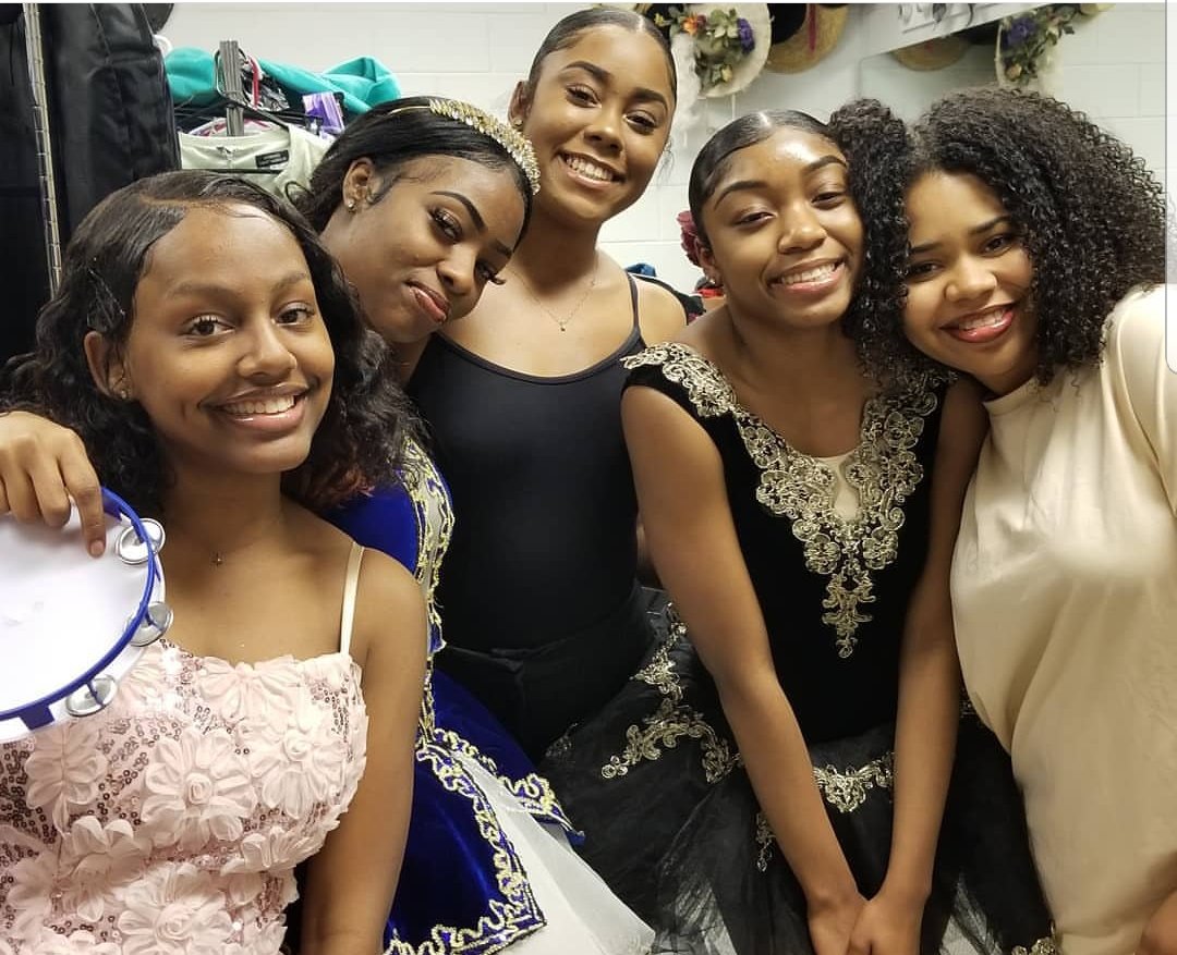 hhsdancedept's tweet photo. As we welcome April and say goodbye to the month of March, we reflect on how awesome our Senior Choreography Showcase was! We love our talented dance seniors!
#hhsdance #hhsconyersga #classof2019 #hhsdanceacademy #danceexcellence https://t.co/Pi4egM5mw5