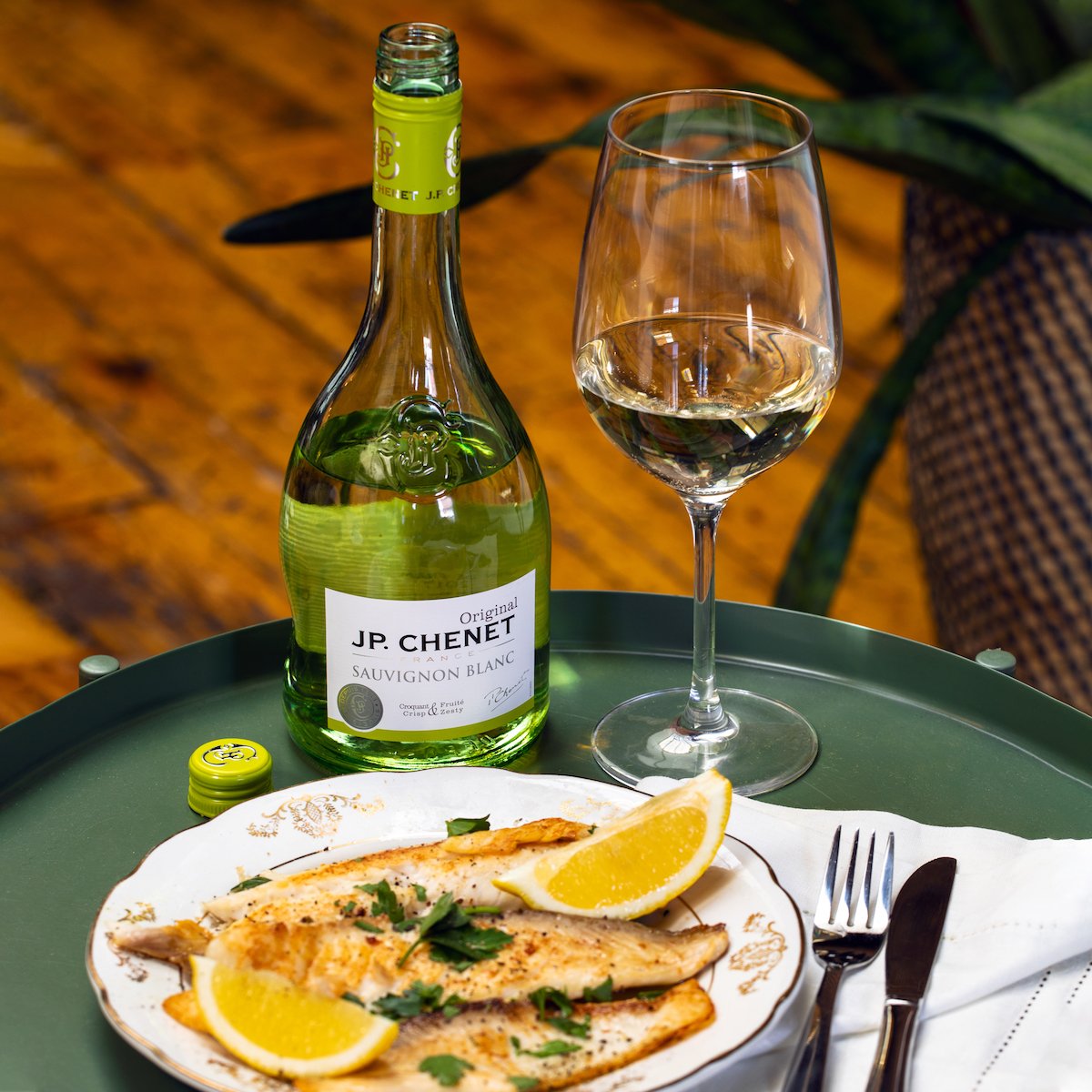 We’re not joking when we say that our J.P. Chenet Sauvignon Blanc is the perfect wine to enjoy with a delicious fish filet dinner. 🥂🐟 Pair a refreshing glass of wine with fresh lemon, spices and olive oil, and enjoy an explosion of flavours. 😋 #AprilFoolsDay #ShareThePleasure