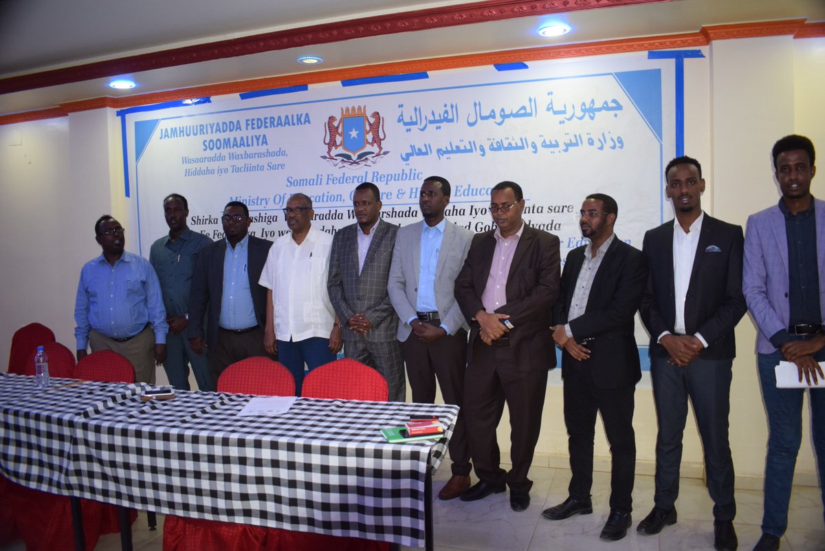 musta pillua ruiskuttaminen valkoisella munaa