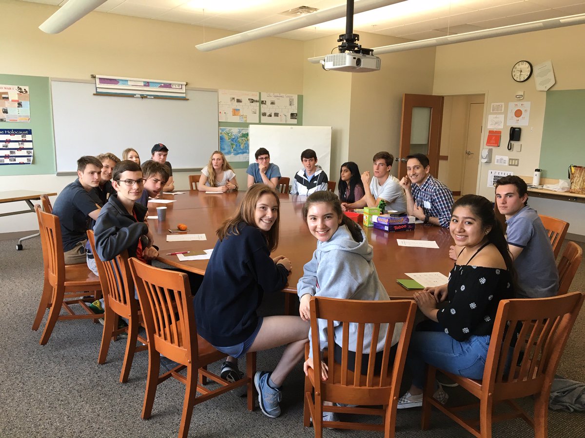 Ensworth's tweet photo. 33 students from 10 dif schools were on campus sat for our first French Immersion Morning. They enjoyed cultural activities that included food sampling, jewelry making, advanced conversational skills + more! #JoyInLearning #ThinkOutsideTheClass #CulturalCompetency #GlobalCitizen https://t.co/NlbhxxYjP1