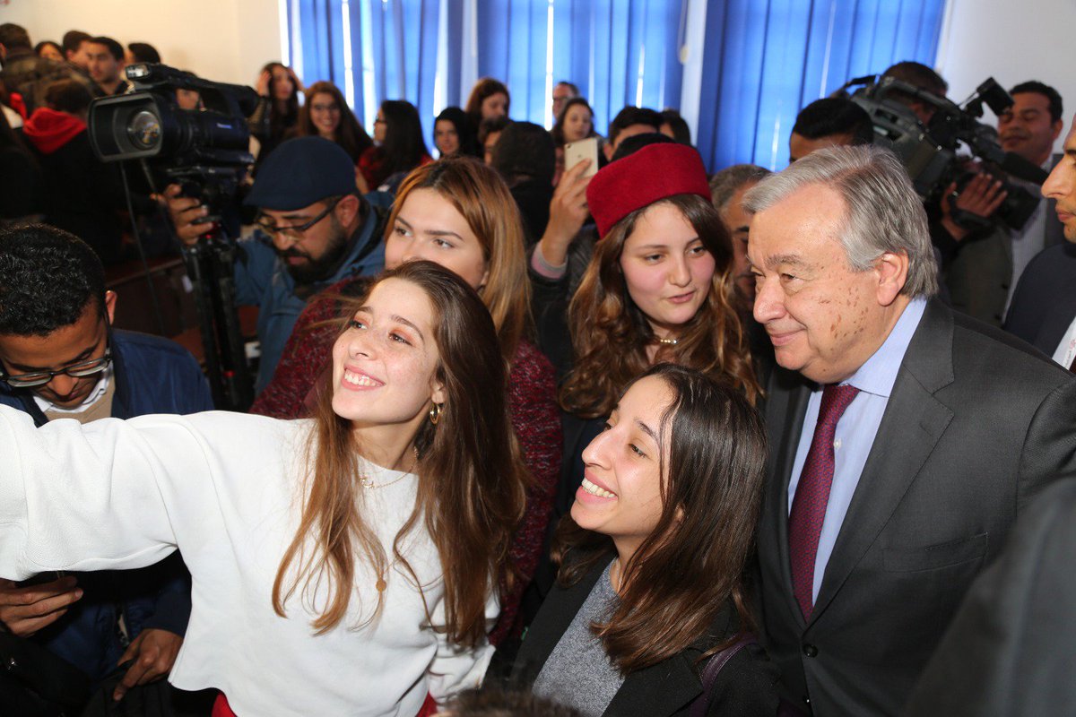 ONU_es's tweet photo. "El respeto de la diversidad es clave para la paz en la actualidad".

En Túnez, @AntonioGuterres se reunió con estudiantes para escuchar sus inquietudes. Más sobre su participación en la Cumbre de la Liga Árabe; https://t.co/j6uVczaxAp #ObjetivosMundiales https://t.co/Bs1qpo3NCh