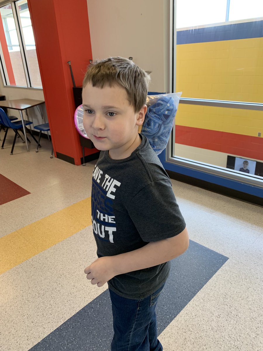 MsPattersonCES's tweet image. A student is helping me deliver @autismspeaks bracelets to coworkers for Autism Awareness/Acceptance Month! #AutismAcceptance #AutismAcceptanceMonth #AutismAwareness #LightItUpBlue