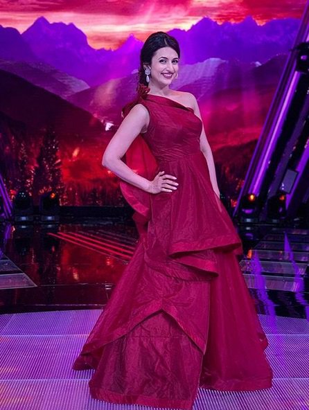 I, an autumn leaf who lives looking at the beautiful #CrimsonSkies and knows, life is a gift.
Outfit @akashidesignerstudio
Earing @Kohar_jewellery
Company @vblitzcommunications
Ring <a href="/rimayu07/">Rimayu</a>