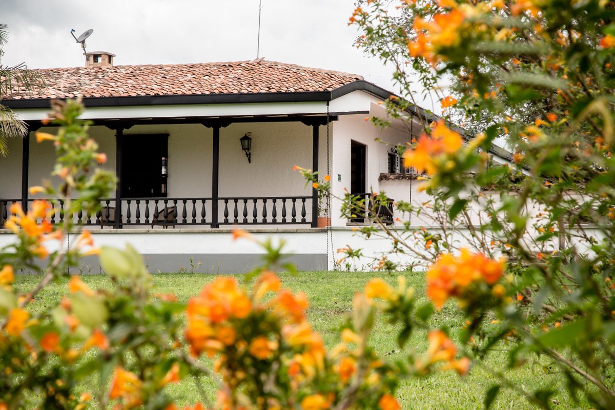 ¿Quieres descubrir el mundo del café en Colombia? Ubicada a la altura de la Meseta de Popayán en el Cauca, Hotel Hacienda Supracafé te ofrece una experiencia única en el corazón de una finca productora de café.
