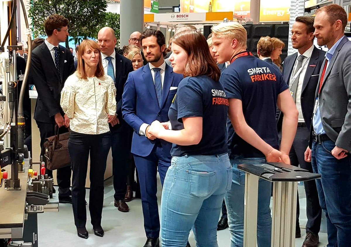 SmartaFabriker's tweet photo. Efter Merkel och Löfven fick eleverna som gör praktik @SmartaFabriker träffa prins Carl Philip följt av Matilda Ernkrans, ministern för högre utbildning och forskning samt tysk TV. #HM19 #HM19 #SwedenCoLab #SwedenHannover2019 #smartindustri https://t.co/fYSTajBLs8